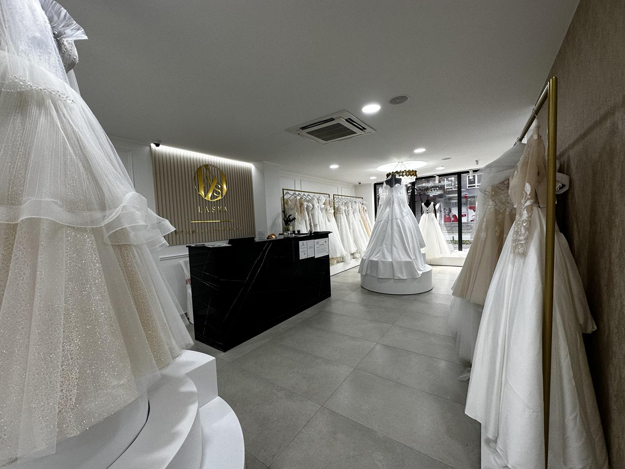 SALON OF WEDDING DRESSES AND FORMAL DRESSES LASK Banja Luka - Photo 1