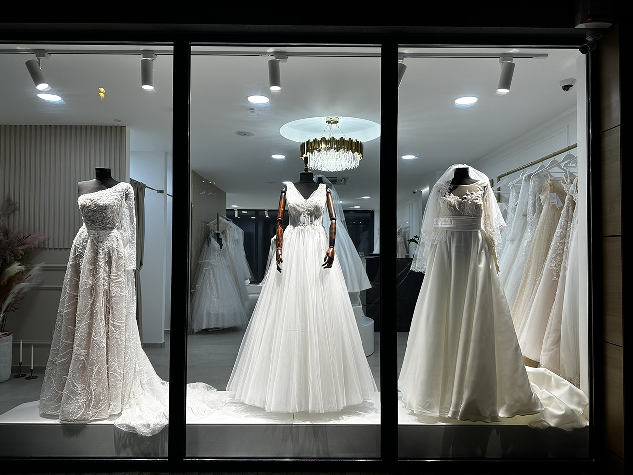 SALON OF WEDDING DRESSES AND FORMAL DRESSES LASK Banja Luka - Photo 8
