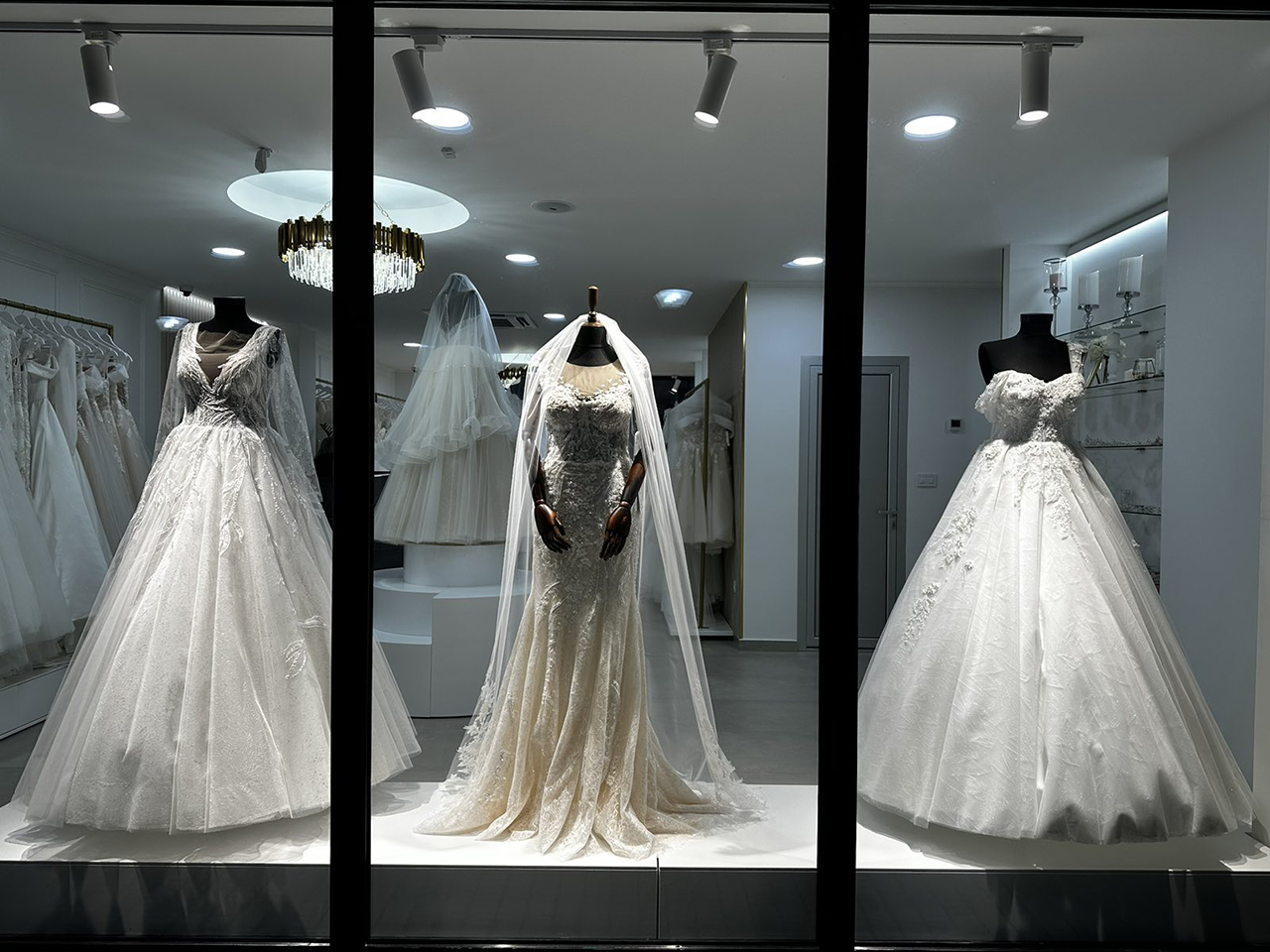 SALON OF WEDDING DRESSES AND FORMAL DRESSES LASK Banja Luka - Photo 9